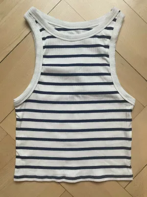 2x Gestreifte Crop-Tops