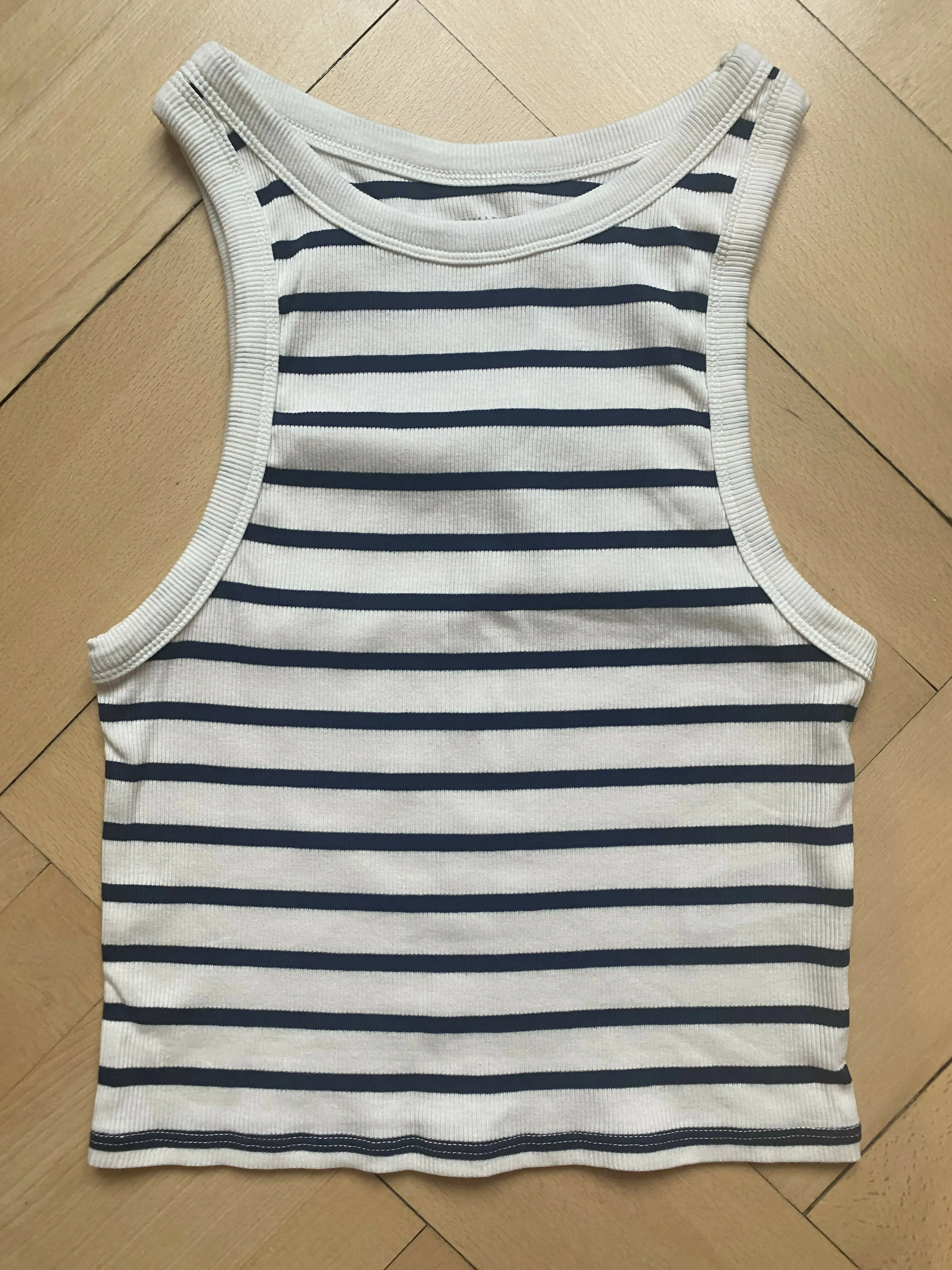 2x Gestreifte Crop-Tops
