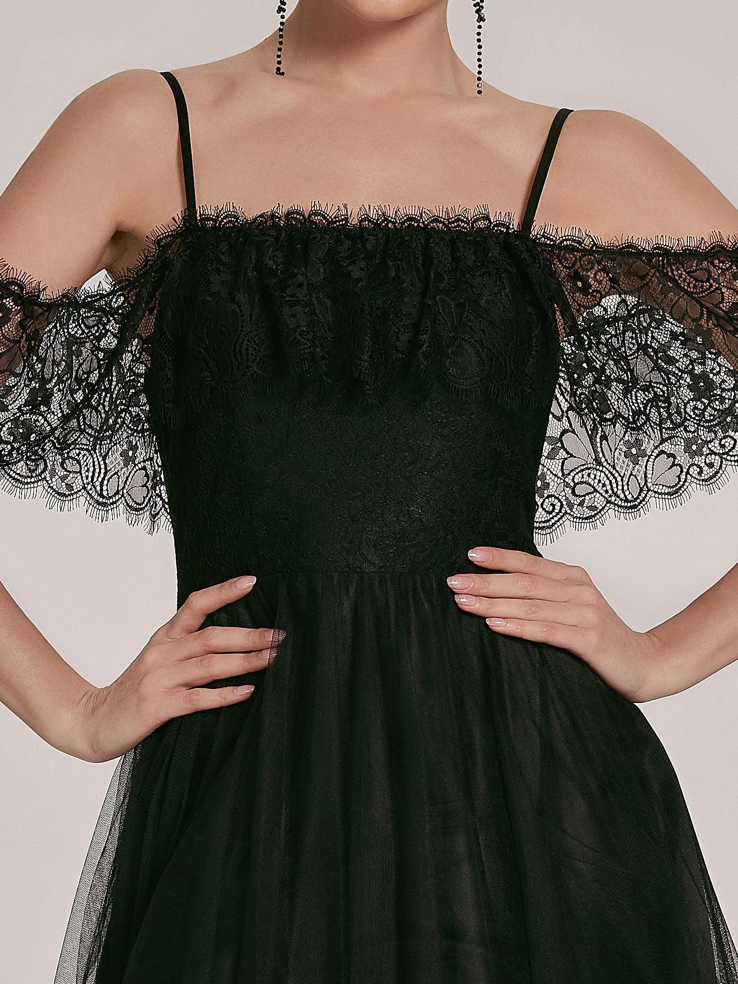 Bretelles Spaghetti Épaule Froide Robe De Mariée En Dentelle Haute Basse