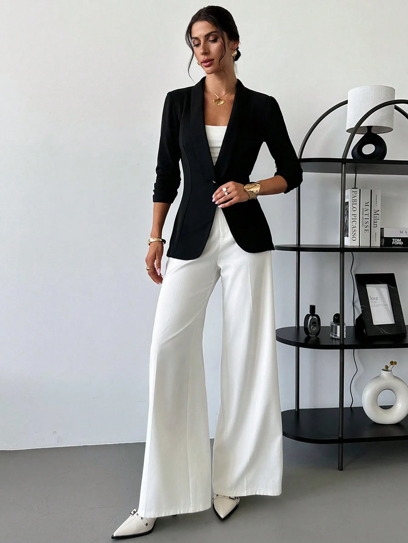 Chaqueta de Blazer Negro con Cuello de Volantes