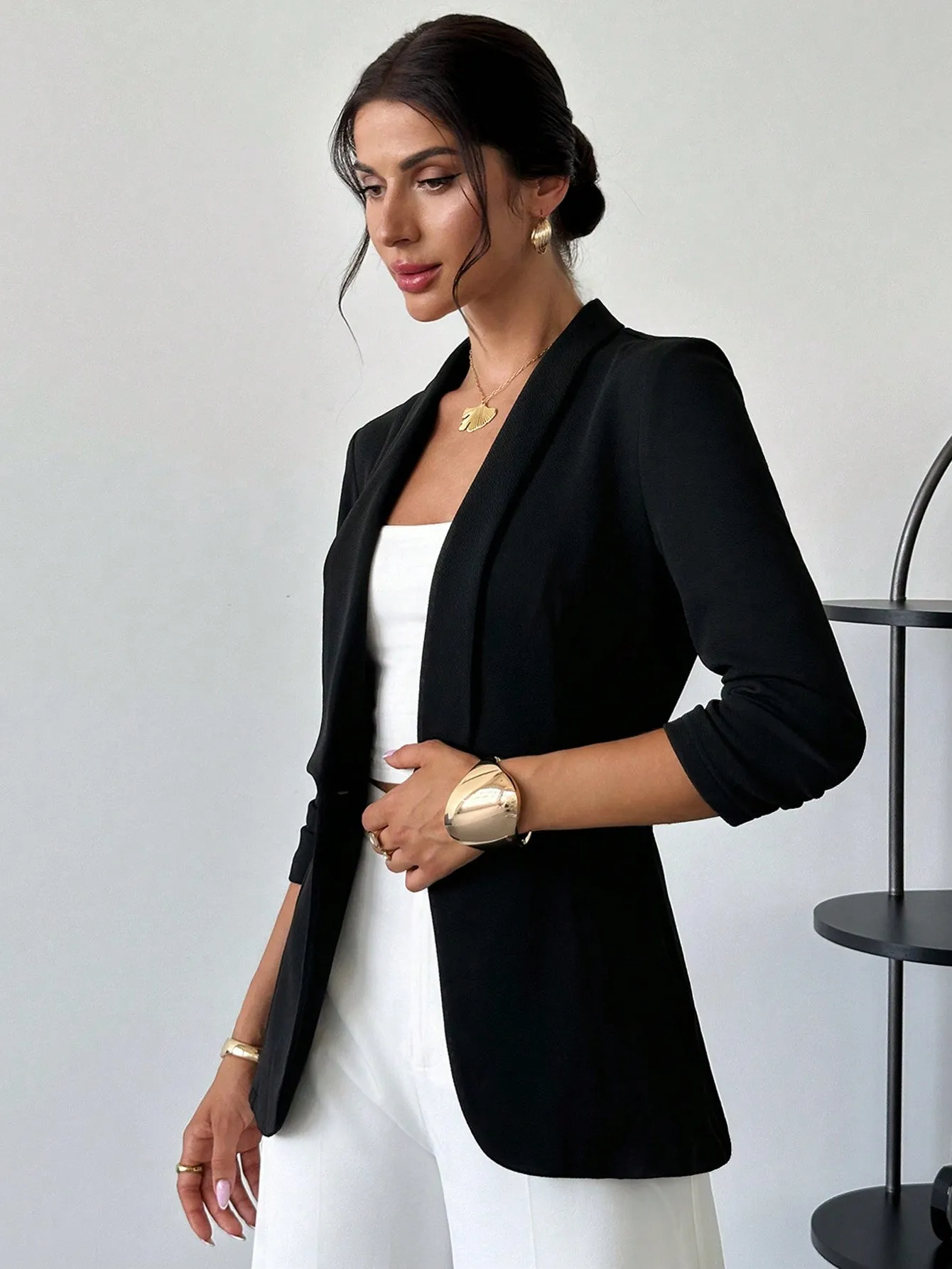 Chaqueta de Blazer Negro con Cuello de Volantes
