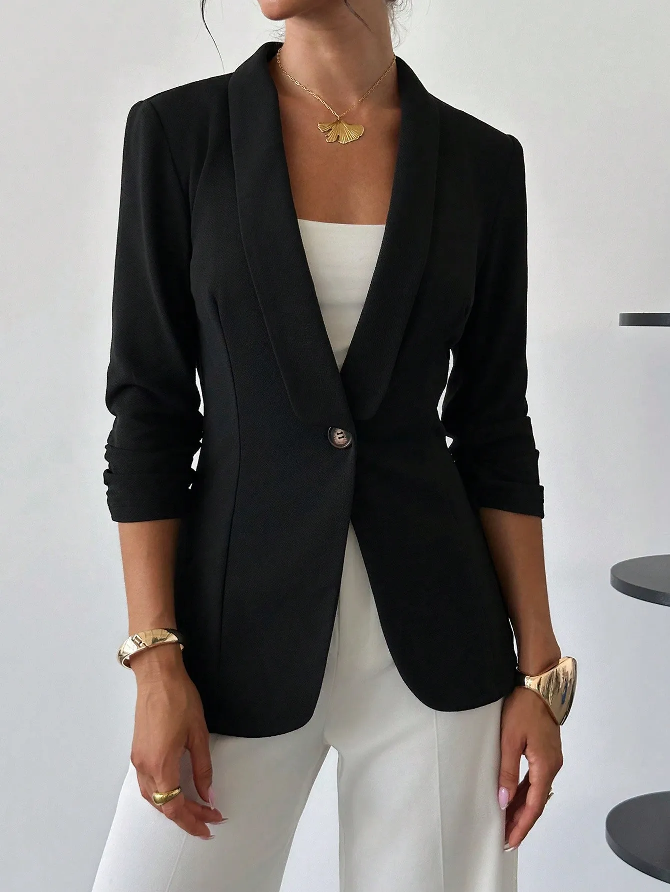 Chaqueta de Blazer Negro con Cuello de Volantes