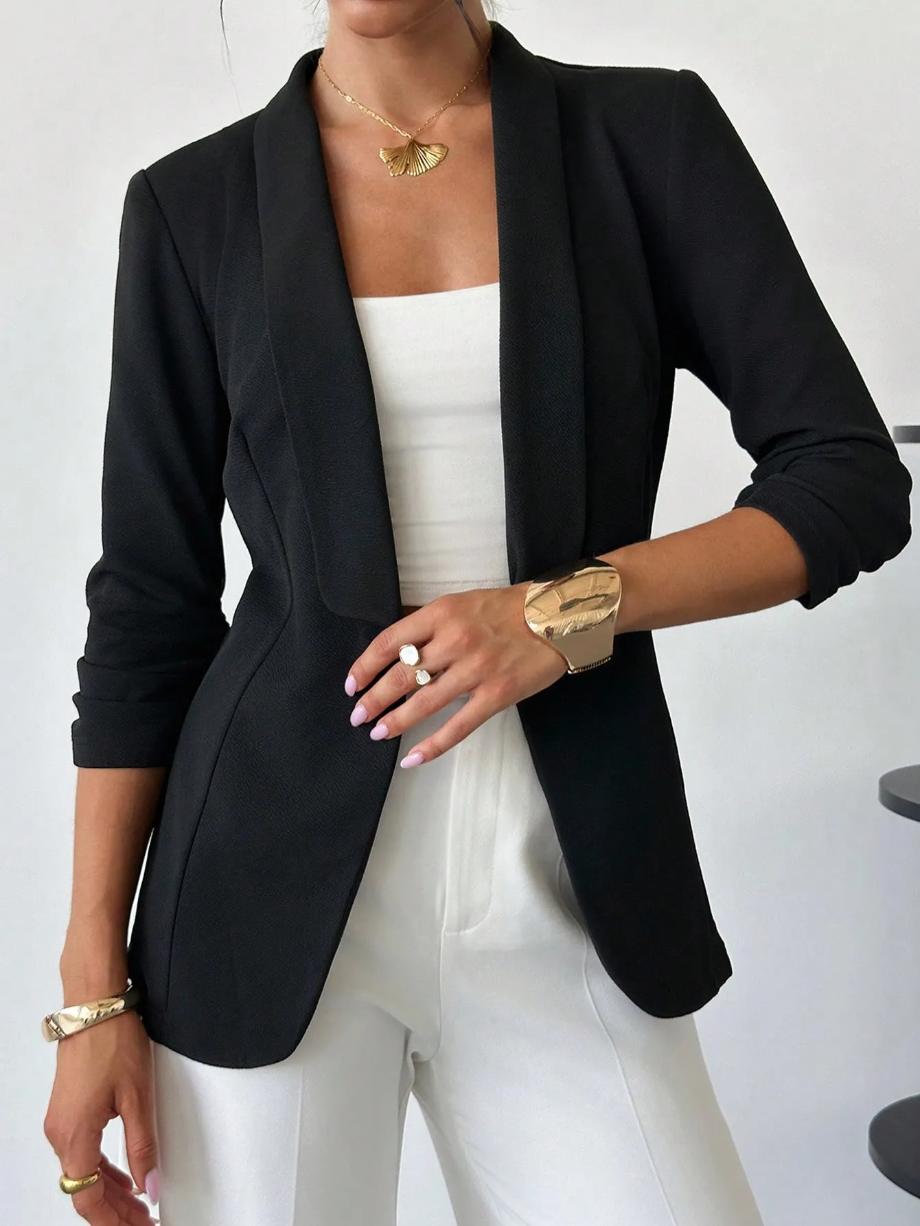 Chaqueta de Blazer Negro con Cuello de Volantes