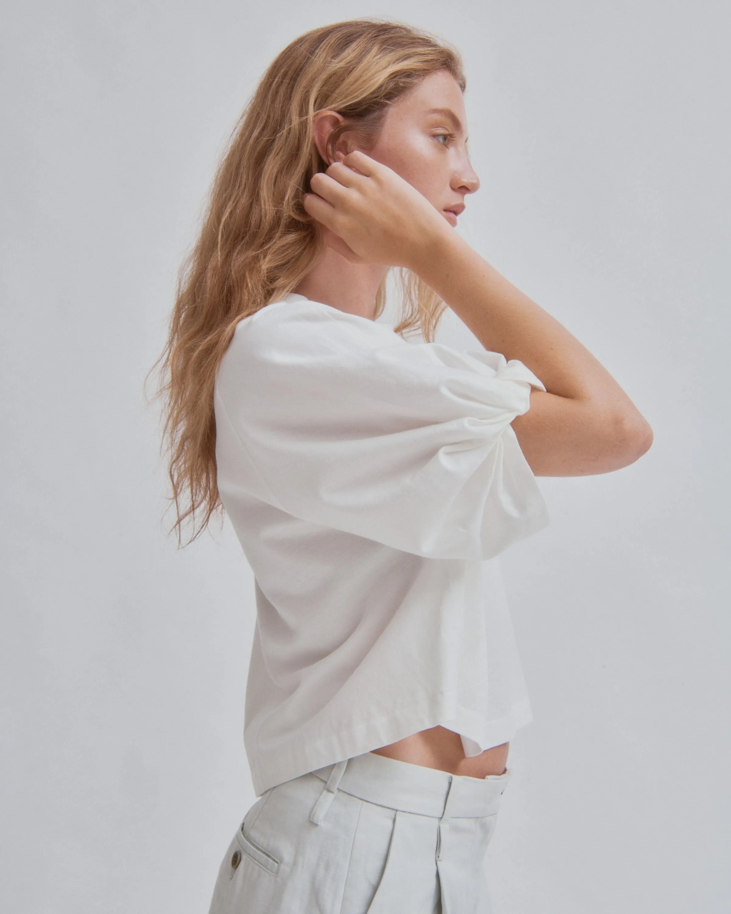 TWISTED SLEEVE TEE IN WHITE