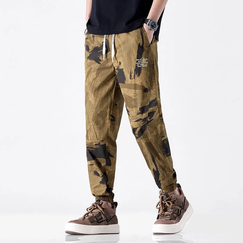 Versatile Mens Jeans with Stretchy Tapered Leg and Casual Style