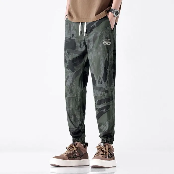 Versatile Mens Jeans with Stretchy Tapered Leg and Casual Style