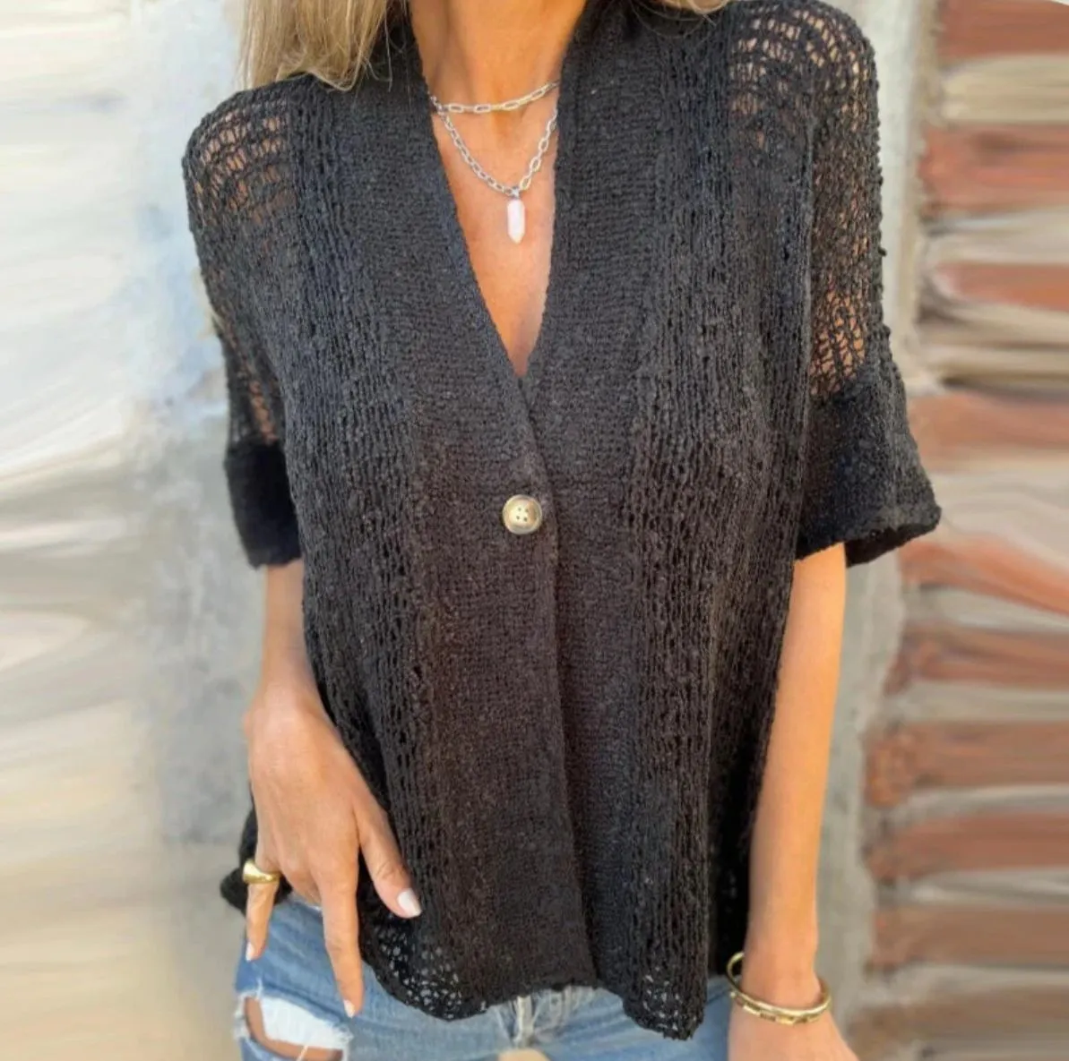 Women's solid color one-button knitted top